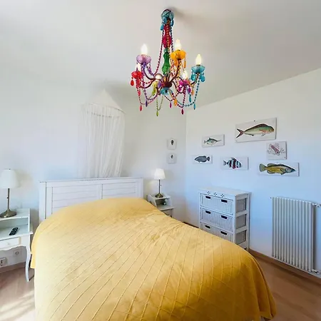 4 Pieces A Avec Piscine, Jardin Et Terrasses, A 1 Km De La - Fr-1-63-367 *