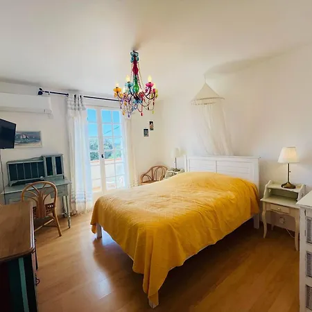 4 Pieces A Avec Piscine, Jardin Et Terrasses, A 1 Km De La - Fr-1-63-367