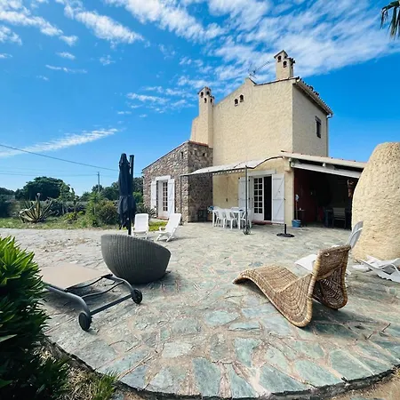 4 Pieces A Avec Piscine, Jardin Et Terrasses, A 1 Km De La - Fr-1-63-367 *
