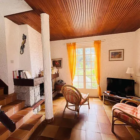 4 Pieces A Avec Piscine, Jardin Et Terrasses, A 1 Km De La - Fr-1-63-367