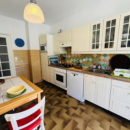 4 Pieces A Avec Piscine, Jardin Et Terrasses, A 1 Km De La - Fr-1-63-367 *