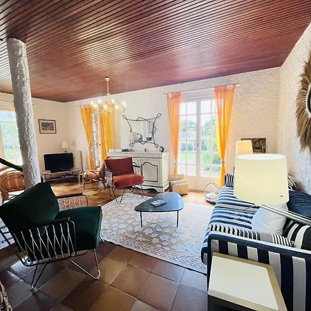4 Pieces A Avec Piscine, Jardin Et Terrasses, A 1 Km De La - Fr-1-63-367 Dom wakacyjny *